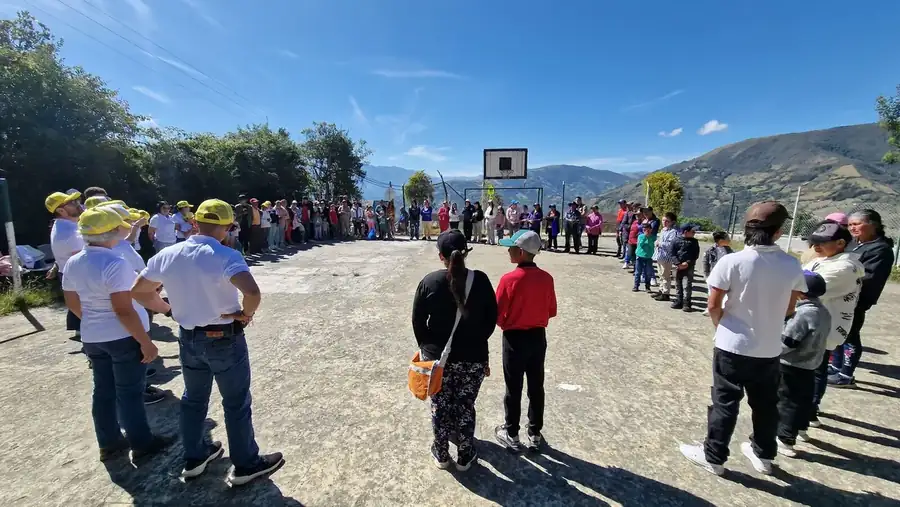 Community gathered with the Fundación Humanitos banner in Norte de Santander